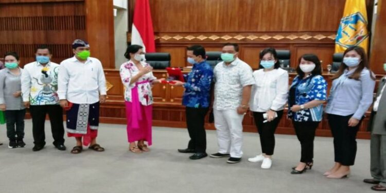 Wakil Ketua DPRD Kalteng Jimmy Carter didampingi pimpinan dan anggota Komisi II bertukar cinderamata dengan perwakilan Pemerintah Provinsi Bali di Bali, Kamis (8/10/2020). (ANT/IST)