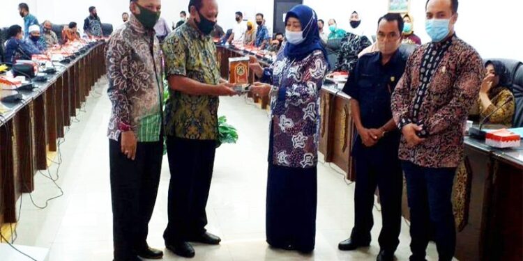 Ketua DPRD Kabupaten Barito Utara Hj Mery Rukaini didampingi Wakil Ketua I dan Ketua II DPRD menyerahkan plakat kepada Wakil Ketua I DPRD Kabupaten Hulu Sungai Utara Mawardi serta didampingi Wakil Ketua II DPRD HSU Faturahim A di ruang rapat DPRD setempat di Muara Teweh, Rabu (21/10/2020). (ANT/IST)