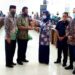 Ketua DPRD Kabupaten Barito Utara Hj Mery Rukaini didampingi Wakil Ketua I dan Ketua II DPRD menyerahkan plakat kepada Wakil Ketua I DPRD Kabupaten Hulu Sungai Utara Mawardi serta didampingi Wakil Ketua II DPRD HSU Faturahim A di ruang rapat DPRD setempat di Muara Teweh, Rabu (21/10/2020). (ANT/IST)