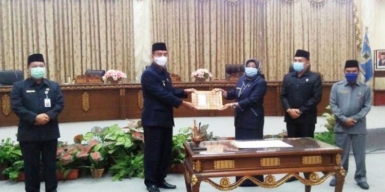 Ketua DPRD Barito Utara Hj Mery Rukaini menyerahkan pendapat akhir fraksi dewan setempat terhadap rancangan perda tentang perubahan kedua atas peraturan daerah Nomor 8 Tahun 2011 tentang retribusi jasa umum di gedung dewan di Muara Teweh, Senin (12/10/2020). (ANT/IST)
