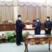 Ketua DPRD Barito Utara Hj Mery Rukaini menyerahkan pendapat akhir fraksi dewan setempat terhadap rancangan perda tentang perubahan kedua atas peraturan daerah Nomor 8 Tahun 2011 tentang retribusi jasa umum di gedung dewan di Muara Teweh, Senin (12/10/2020). (ANT/IST)