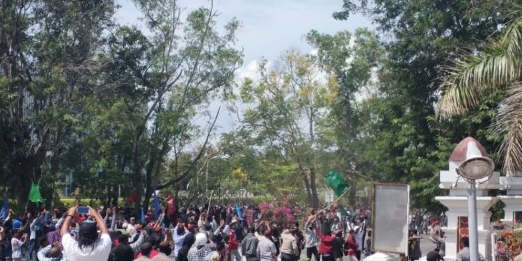 Situasi aksi demonstrasi menolak Undang-Undang Cipta Kerja yang nyaris ricuh di depan Kantor DPRD Provinsi Nusa Tenggara Timur, di Jl El Tari Kot Kupang pada Jumat (9/10/2020). (ANT)