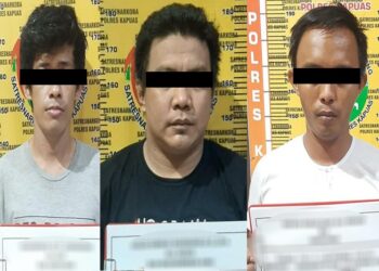 Tiga pelaku yang berhasil diringkus Satuan Reserse Narkoba Polres Kapuas, Kabupaten Kapuas, Kalimantan Tengah yang kedapatan menjadi kurir dan pengedar narkoba jenis sabu-sabu. (ANT/IST)