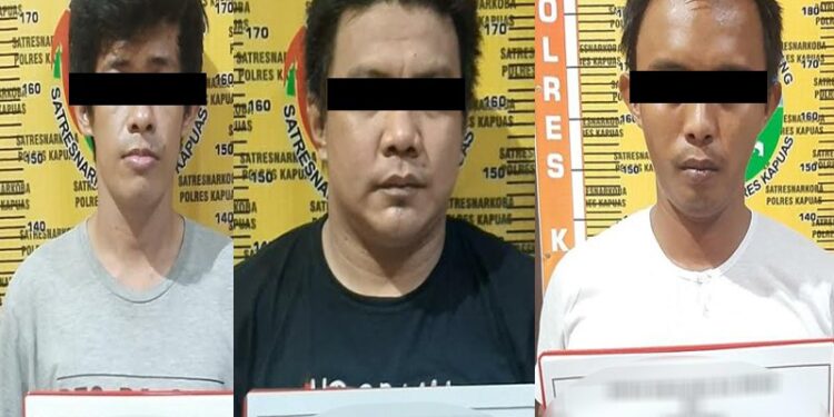 Tiga pelaku yang berhasil diringkus Satuan Reserse Narkoba Polres Kapuas, Kabupaten Kapuas, Kalimantan Tengah yang kedapatan menjadi kurir dan pengedar narkoba jenis sabu-sabu. (ANT/IST)