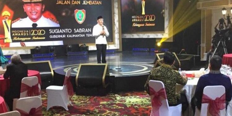 Sugianto Sabran selaku Gubernur Kalimantan Tengah meraih penghargaan Tokoh Pembangunan Infrastruktur Jalan dan Jembatan dari Indonesia Award IV tahun 2020 yang dilaksanakan Inews TV di Jakarta, Rabu (7/10/2020) malam. (ANT/IST)