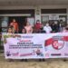 Komisioner KPU Gumas Sukjani (masker putih) bersama sejumlah relasi berfoto bersama di Kelurahan Tewah, Kecamatan Tewah, Kamis (15/10/2020). (Foto : KPU Gumas)