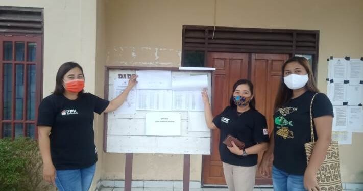 Petugas menumumkan DPT di salah satu desa/kelurahan di wilayah Kabupaten Gumas, Rabu (28/10/2020). (Foto : KPU Gumas)