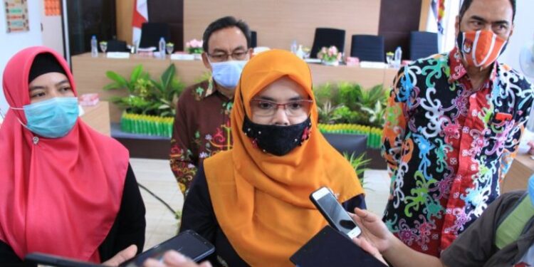 Ketua KPU Kota Palangka Raya, Ngismatul Choiriyah (berjilbab kuning) bersama Ketua Bawaslu Kota Palangka Raya, Endrawati (berjilbab merah muda) (ANT)