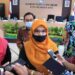 Ketua KPU Kota Palangka Raya, Ngismatul Choiriyah (berjilbab kuning) bersama Ketua Bawaslu Kota Palangka Raya, Endrawati (berjilbab merah muda) (ANT)