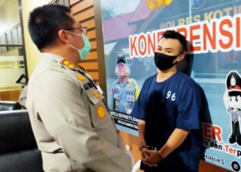Kapolres Kotawaringin Timur AKBP Abdoel Harris Jakin berbincang dengan oknum PNS tersangka penipuan bermodus pengadaan alsintan, Rabu (30/9/2020). (ANT/IST)