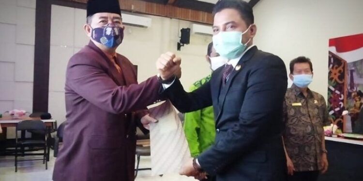Bupati Kotawaringin Timur Supian Hadi memberikan ucapan selamat usai melantik Suparmadi menjadi Penjabat Sekretaris Daerah, Kamis (1/10/2020). (ANT/IST)