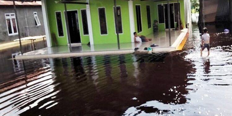 Kondisi banjir di Kelurahan Samuda Kota Kecamatan Mentaya Hilir Selatan, Senin (5/10/2020). (ANT/Dokumentasi Warga)