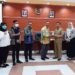 Kepala Sub Bagian Umum Sekretariat DPRD Kabupaten Kapuas, Ajeng, menerima cendramata dari Ketua Komisi I DPRD Kabupaten Tapin, Muhctar, usai kunjungan di DPRD setempat, Selasa (6/10/2020). (ANT)