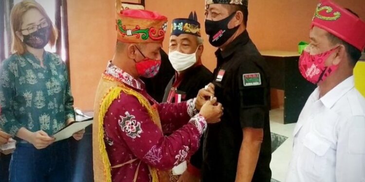 Ketua Panitia Pengarah Kongres I Masyarakat Dayak DAS Lintas Kalteng, Thoeseng TT Asang menyematkan lencana dan memberikan penghargaan kepada delapan tokoh Kotim, Rabu (7/10/2020). (ANT)