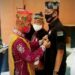 Ketua Panitia Pengarah Kongres I Masyarakat Dayak DAS Lintas Kalteng, Thoeseng TT Asang menyematkan lencana dan memberikan penghargaan kepada delapan tokoh Kotim, Rabu (7/10/2020). (ANT)