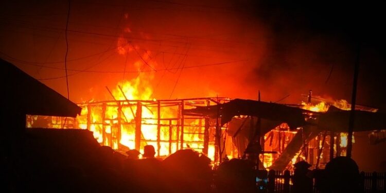 Api berkobar melalap rumah milik H Uni bin H Asan, tokoh masyarakat Kecamatan Baamang Sampit pada Rabu (7/10/2020) malam. (ANT)