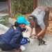 Petugas kesehatan hewan Dinas Pertanian Kabupaten Kapuas, melakukan penyuntikan vaksin rabies terhadap hewan peliharaan warga setempat, Kamis (8/10/2020). (ANT)