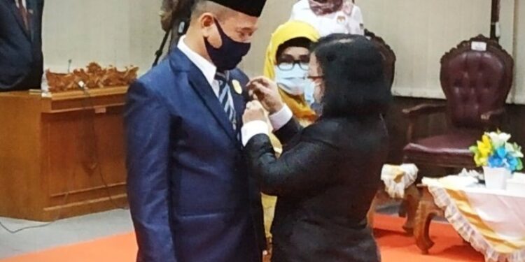 Ketua DPRD Kotawaringin Timur, Rinie memasangkan pin anggota DPRD kepada dua PAW anggota DPRD, H Ardiansyah dan Hj Mariani, Senin (12/10/2020). (ANT)