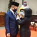 Ketua DPRD Kotawaringin Timur, Rinie memasangkan pin anggota DPRD kepada dua PAW anggota DPRD, H Ardiansyah dan Hj Mariani, Senin (12/10/2020). (ANT)