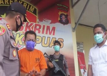Kapolres Kapuas AKBP Manang Soebeti, saat bertanya kepada tersangka penipuan YH (44) di Mapolres Kapuas, Senin (12/10/2020). (ANT)