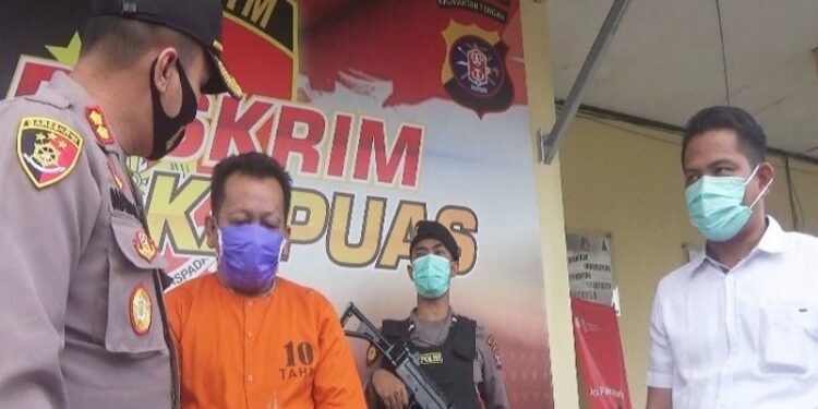 Kapolres Kapuas AKBP Manang Soebeti, saat bertanya kepada tersangka penipuan YH (44) di Mapolres Kapuas, Senin (12/10/2020). (ANT)