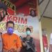 Kapolres Kapuas AKBP Manang Soebeti, saat bertanya kepada tersangka penipuan YH (44) di Mapolres Kapuas, Senin (12/10/2020). (ANT)