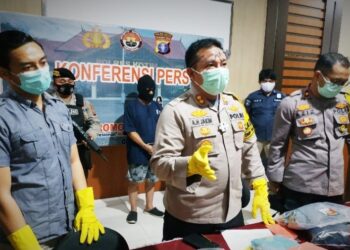 Kapolres AKBP Abdoel Harris Jakin didampingi Wakapolres Kompol Abdul Aziz Septiadi dan Kasat Reskrim Zaldy Kurniawan menunjukkan tersangka dan barang bukti kasus pembunuhan Nur Fitri pada 17 Oktober 2017 yang kini kasusnya berhasil diungkap, Rabu (14/10/2020). (ANT)