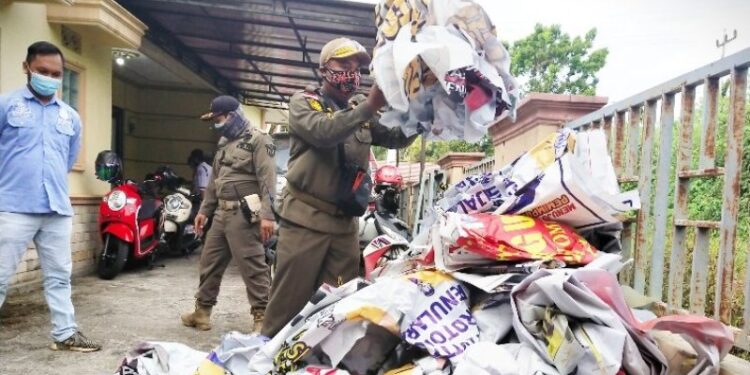 Satpol PP Bartim mengumpulkan APK hasil penertiban di halaman samping Bawaslu Bartim di Tamiang Layang, Rabu (14/10/2020). (ANT)