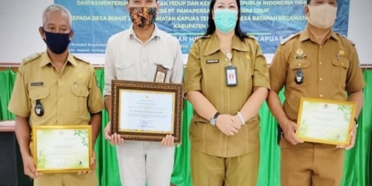 Kepala DLH Kapuas, Kusmiatie, melakukan foto bersama dengan dua Kades dan salah satu perwakilan perusahaan, usai penyerahan penghargaan di Aula Kantor DLH setempat, Rabu (14/10/2020). (ANT/IST)
