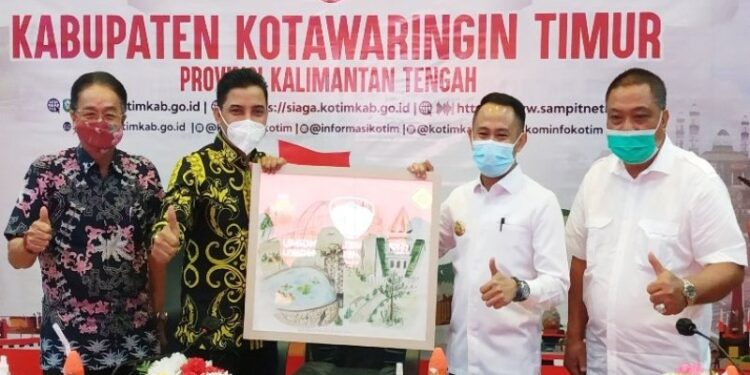 Wali Kota Palangka Raya Fairid Naparin (kemeja putih) memberikan kenang-kenangan berupa lukisan kepada Bupati Kotawaringin Timur Supian Hadi didampingi Ketua Komisi II dan Ketua Komisi III DPRD Provinsi Kalimantan Tengah Lohing Simon dan Duwel Rawing yang berkunjung ke Sampit, Kamis (15/10/2020). (ANT/MN-3)