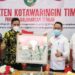 Wali Kota Palangka Raya Fairid Naparin (kemeja putih) memberikan kenang-kenangan berupa lukisan kepada Bupati Kotawaringin Timur Supian Hadi didampingi Ketua Komisi II dan Ketua Komisi III DPRD Provinsi Kalimantan Tengah Lohing Simon dan Duwel Rawing yang berkunjung ke Sampit, Kamis (15/10/2020). (ANT/MN-3)