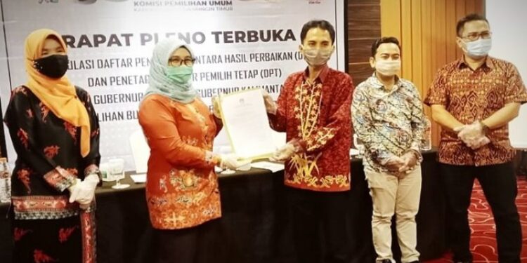 Ketua KPU Kotawaringin Timur Siti Fathonah Purnaningsih didampingi Komisioner KPU lainnya saat pleno penetapan DPT pilkada 2020, Jumat (16/10/2020) malam. (ANT)