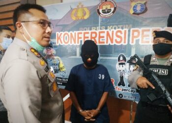 Kapolres AKBP Abdoel Harris Jakin menunjukkan pria yang menjadi tersangka pencabulan terhadap anak kandung sendiri, Selasa (20/10/2020). (ANT)