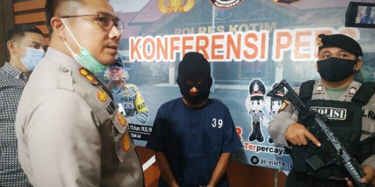 Kapolres AKBP Abdoel Harris Jakin menunjukkan pria yang menjadi tersangka pencabulan terhadap anak kandung sendiri, Selasa (20/10/2020). (ANT)