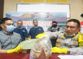 Kapolres Kotawaringin AKBP Abdoel Harris Jakin dan Kasat Reskrim AKP Zaldy Kurniawan menunjukkan barang bukti dan tersangka penipuan bermodus barang antik, Selasa (20/10/2020). (ANT)
