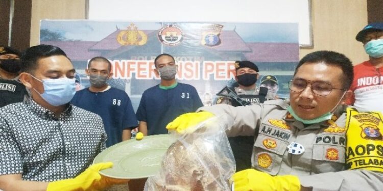 Kapolres Kotawaringin AKBP Abdoel Harris Jakin dan Kasat Reskrim AKP Zaldy Kurniawan menunjukkan barang bukti dan tersangka penipuan bermodus barang antik, Selasa (20/10/2020). (ANT)