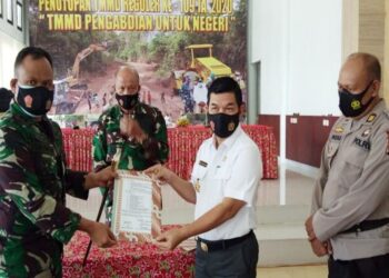 Bupati Bartim Ampera AY Mebas bersama Dandim 1012 Buntok Letkol Inf Dwi Tantomo melaksanakan serah terima kegiatan TMMD Reguler 109 di Desa Sibung, disaksikan Kasrem 102/Panju Panjung, Kolonel Inf Ibrahim Pulungan di rumah jabatan Bupati Bartim, Rabu (21/10/2020). (ANT/IST)