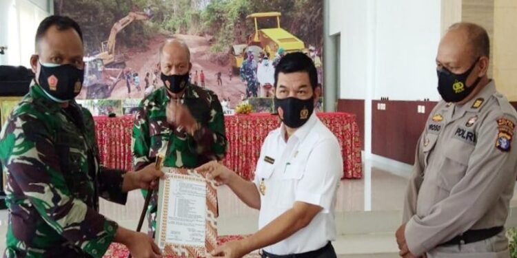 Bupati Bartim Ampera AY Mebas bersama Dandim 1012 Buntok Letkol Inf Dwi Tantomo melaksanakan serah terima kegiatan TMMD Reguler 109 di Desa Sibung, disaksikan Kasrem 102/Panju Panjung, Kolonel Inf Ibrahim Pulungan di rumah jabatan Bupati Bartim, Rabu (21/10/2020). (ANT/IST)