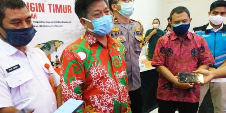 Anggota Komisi VII DPR RI, Willy Model Yoseph saat kunjungan reses ke Posko Satgas Penanganan COVID-19 Kotawaringin Timur, Rabu (21/10/2020). (ANT)