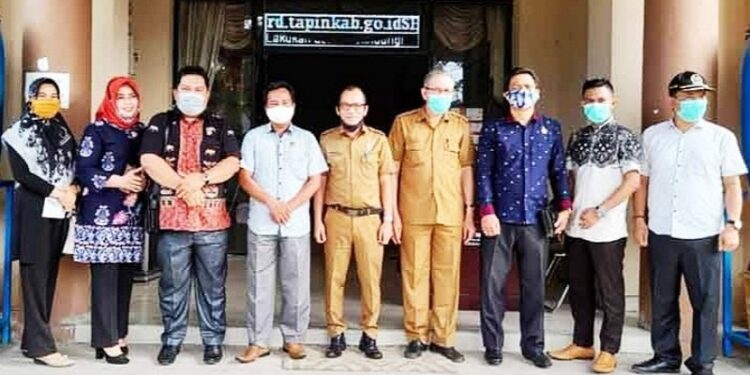 Komisi I DPRD Kabupaten Kapuas, melakukan foto bersama dengan jajaran pemerintahan Kabupaten Tapin, Provinsi Kalimantan Selatan, Kamis (22/10/2020). (ANT/IST)