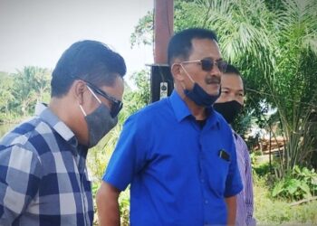 Anggota DPRD Kotawaringin Timur, Pardamean Gultom (kemeja biru) saat kunjungan lapangan, belum lama ini. (ANT)