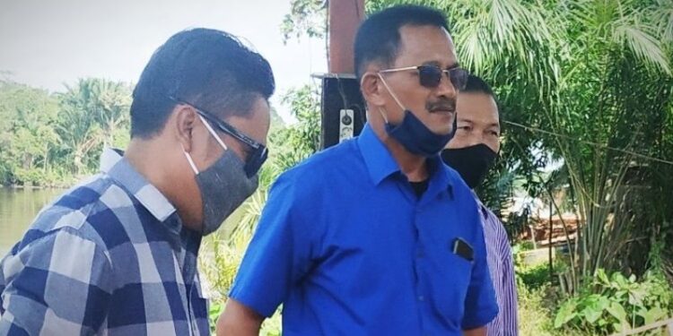 Anggota DPRD Kotawaringin Timur, Pardamean Gultom (kemeja biru) saat kunjungan lapangan, belum lama ini. (ANT)