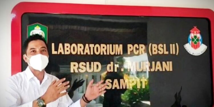 Bupati Kotawaringin Timur Supian Hadi saat meninjau laboratorium PCR di RSUD dr Murjani Sampit, Jumat (23/10/2020). (ANT)