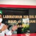 Bupati Kotawaringin Timur Supian Hadi saat meninjau laboratorium PCR di RSUD dr Murjani Sampit, Jumat (23/10/2020). (ANT)