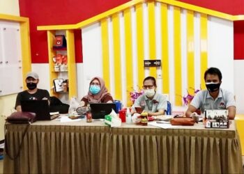 Ketua KPU Bartim Andy A Gandrung bersama Komisioner lainnya, Zarmiyeni dan Novan mengikuti uji Sistem Informasi Rekapitulasi (Sirekap) untuk Pilkada 2020 secara daring oleh KPU RI diikuti KPU Kabupaten Bartim dari Ruangan RP di Tamiang Layang, Sabtu (24/10/2020) kemarin. (ANT/IST)
