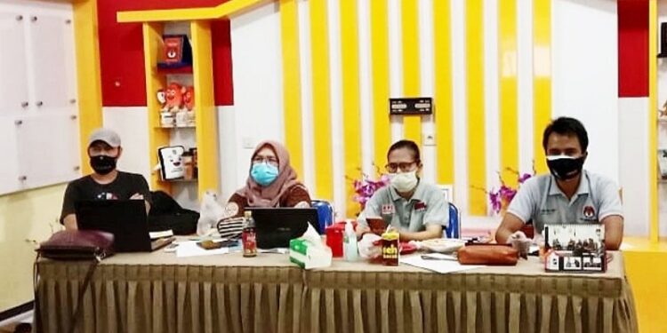 Ketua KPU Bartim Andy A Gandrung bersama Komisioner lainnya, Zarmiyeni dan Novan mengikuti uji Sistem Informasi Rekapitulasi (Sirekap) untuk Pilkada 2020 secara daring oleh KPU RI diikuti KPU Kabupaten Bartim dari Ruangan RP di Tamiang Layang, Sabtu (24/10/2020) kemarin. (ANT/IST)