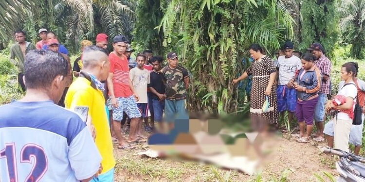 Jenazah korban terseret arus banjir saat ditemukan, Minggu (25/10/2020). (ANT/IST)