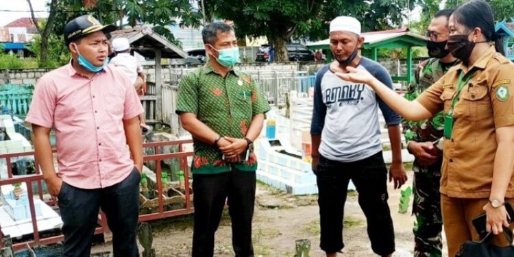 Dua anggota Komisi I DPRD Kotim, Parningotan Lumban Gaol dan Khozaini bersama Lurah Sawahan, Legendaria Okta BN saat di lokasi pemakaman Noor Agung, Senin (26/10/2020). (ANT)