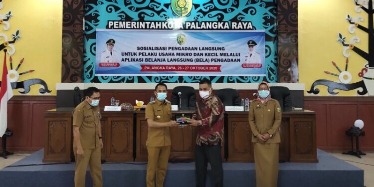 Wali Kota Palangka Raya, Fairid Naparin (dua kiri) menyerahkan cindera mata kepada Sekretaris Lembaga Kebijakan Pengadaan Barang Jasa Pemerintah (LKPP) Republik Indonesia (RI) Setya Budi Arijanta di Palangka Raya, Senin (26/10/2020). (ANT)