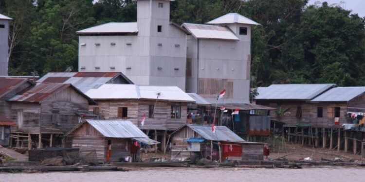 Warga di bantaran Sungai Kahayan, Palangka Raya (ANT)